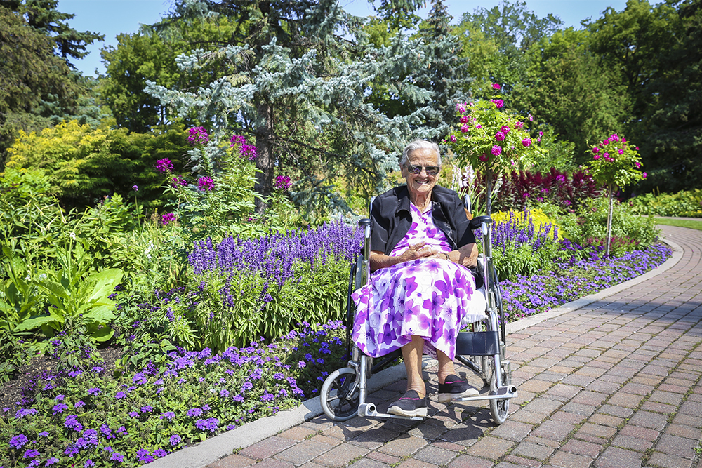 How to Find Suitable Transportation for Seniors Visiting Theme Parks